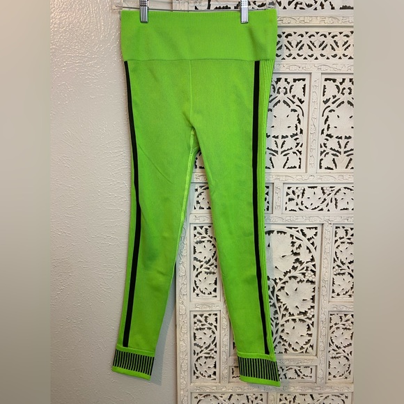 Fabletics Green Leggings - Picture 4 of 4